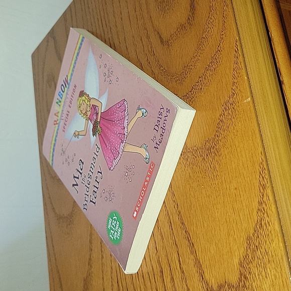 ● Book: Mia the Bridesmaid Fairy | Rainbow Magic - Picture 4 of 7